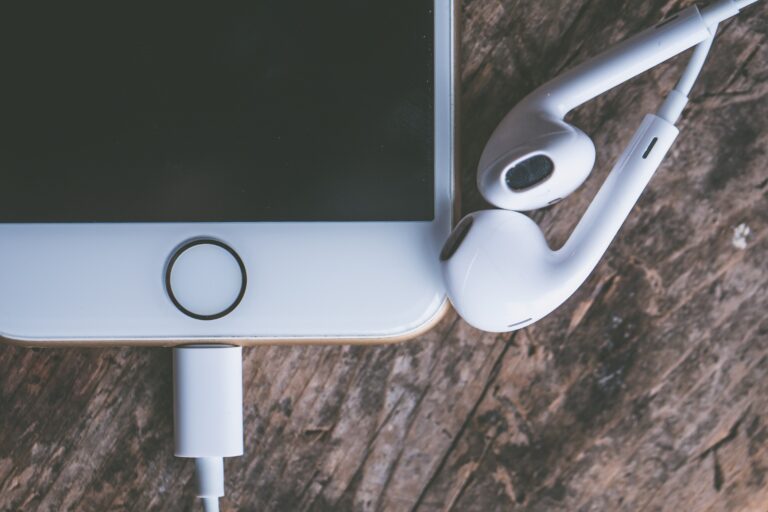 how to connect iphone to projector - featured image